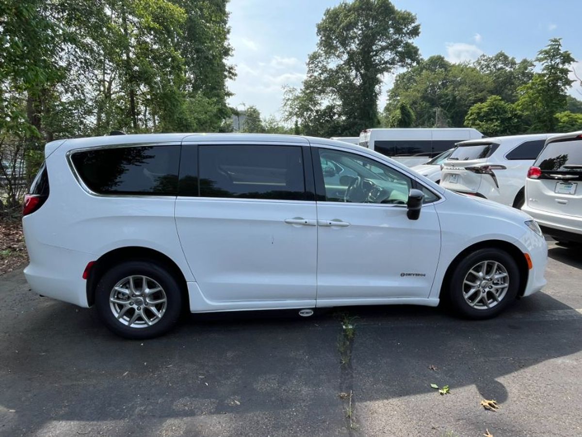 White Chrysler Voyager image number 15