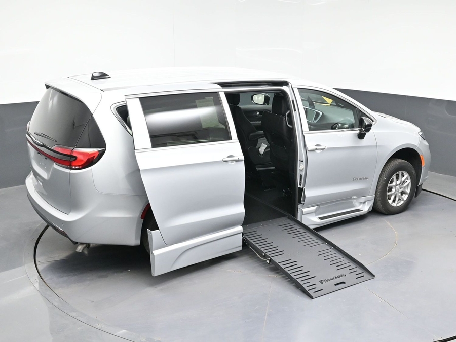 New 2026 Chrysler Pacifica Select Safety - BraunAbility Side Entry Entry Fold Out Automatic Ramp