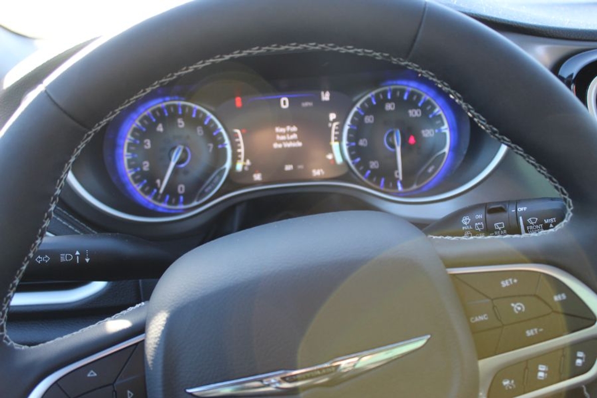 Grey Chrysler Pacifica image number 10