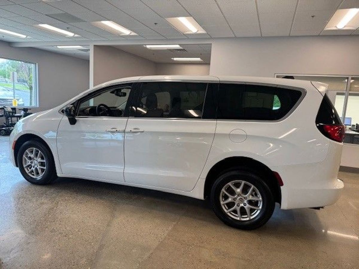 White Chrysler Voyager image number 3