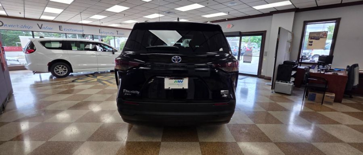 2025 TOYOTA SIENNA - Image 12