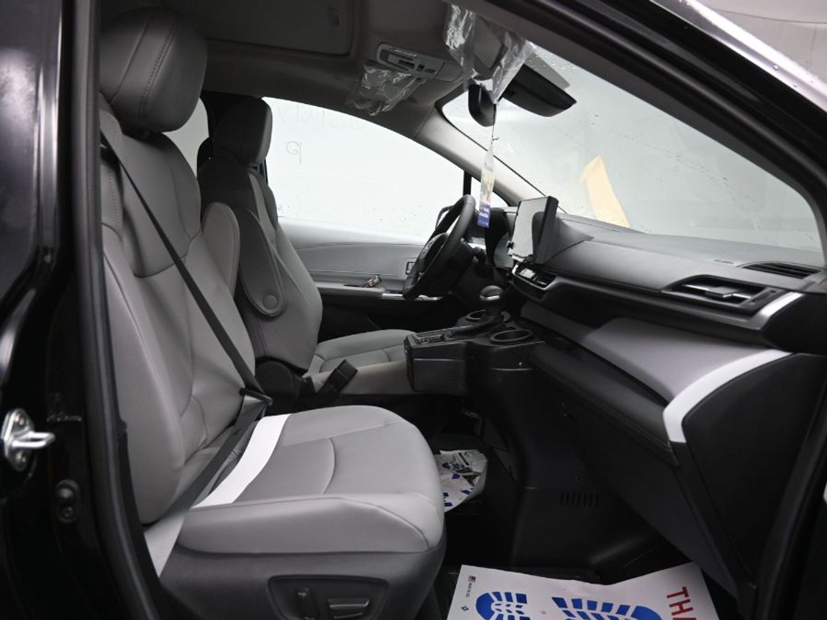 Black Toyota Sienna image number 5