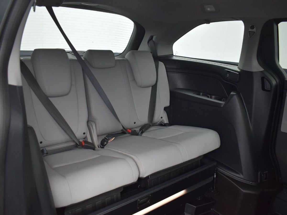 Grey Honda Odyssey image number 2