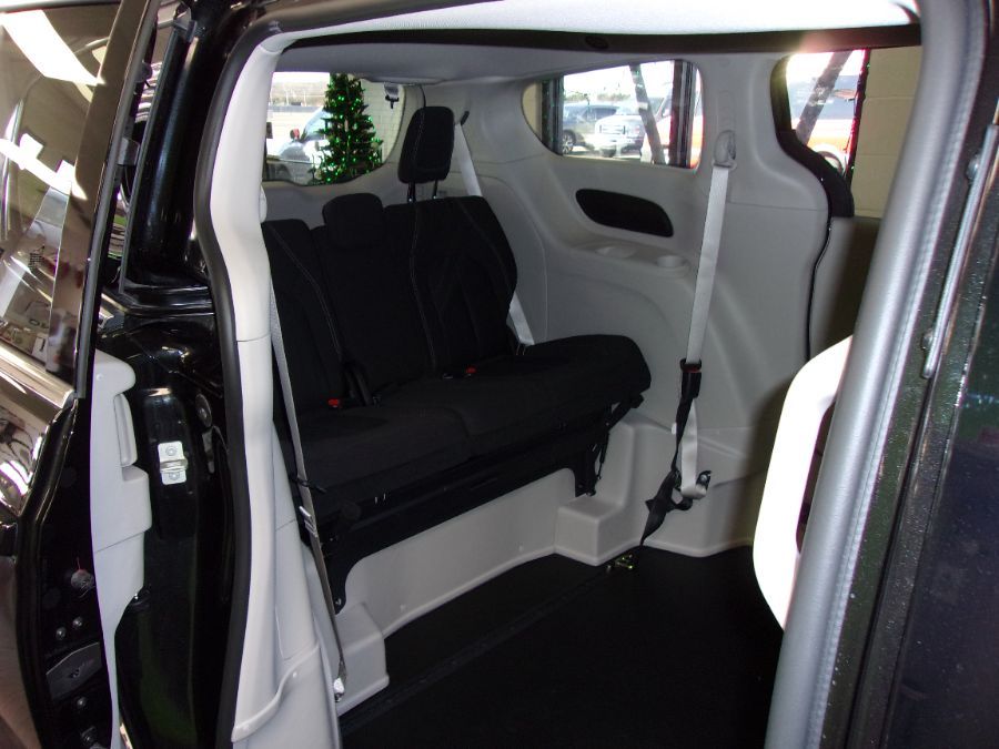 Chrysler Voyager negra con rampa desplegable automática de entrada lateral