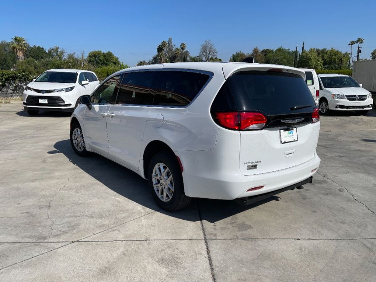 White Chrysler Voyager image number 10