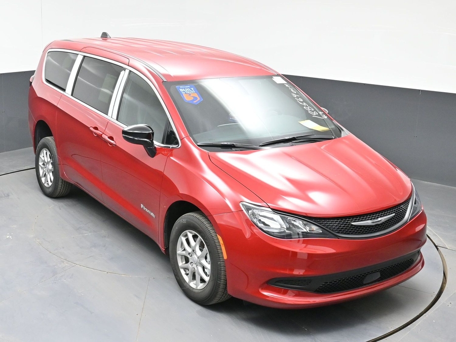 Red Chrysler Voyager image number 10