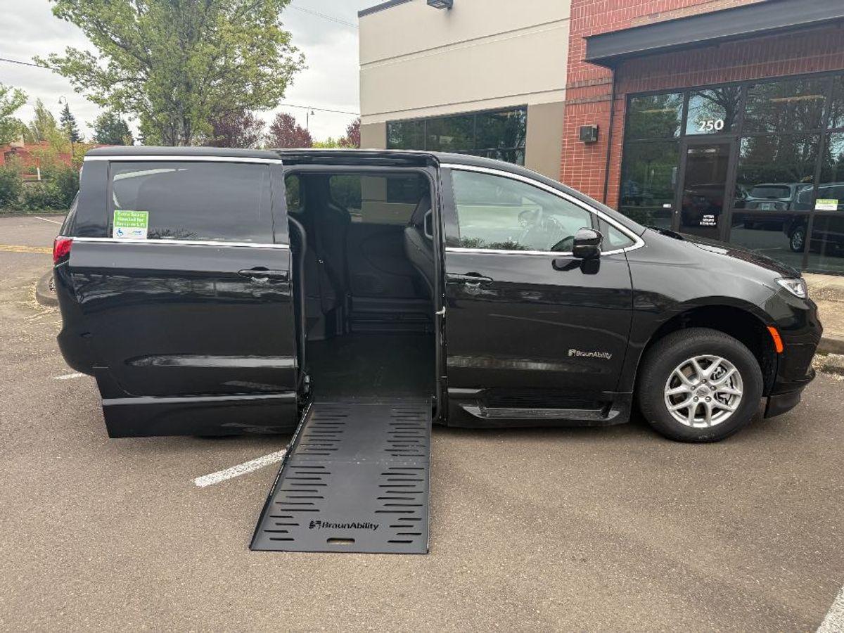 Chrysler Pacifica negro con rampa plegable automática de entrada lateral