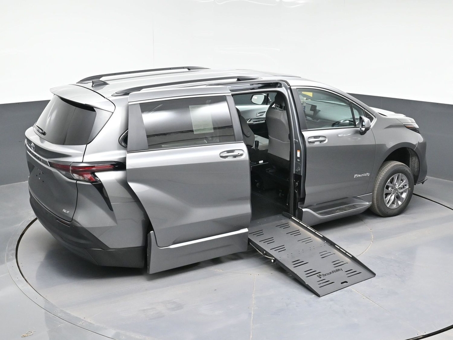 Grey Toyota Sienna image number 22