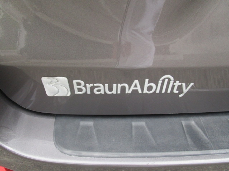 Used 2016 Toyota Sienna SE - BraunAbility Side Entry Entry Fold Out Automatic Ramp