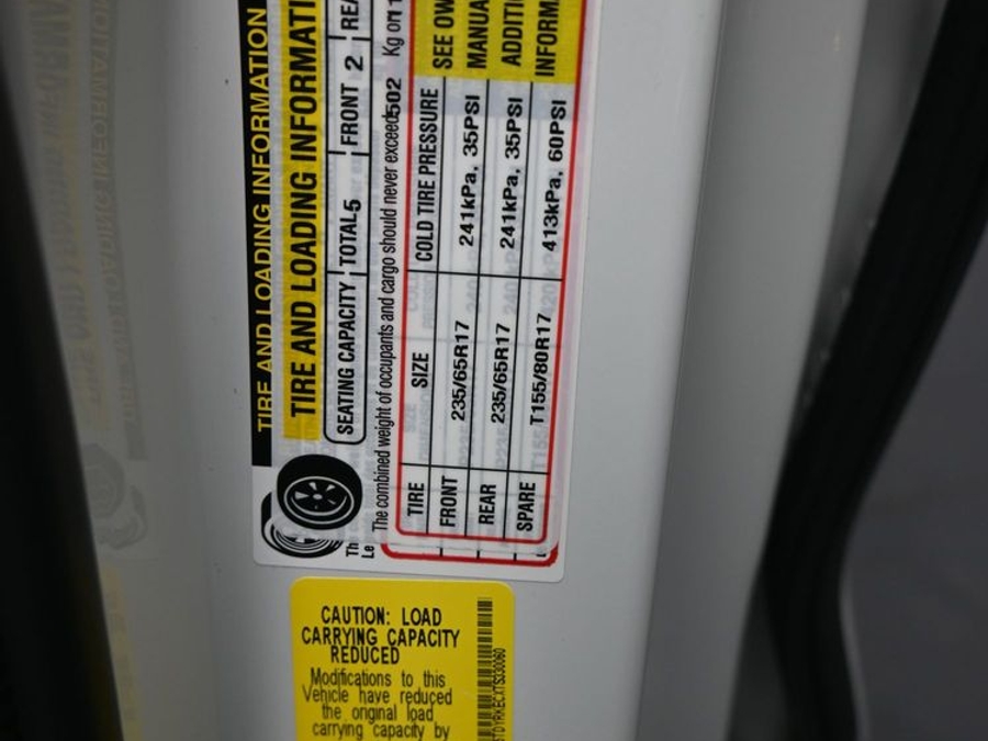 White Toyota Sienna image number 13