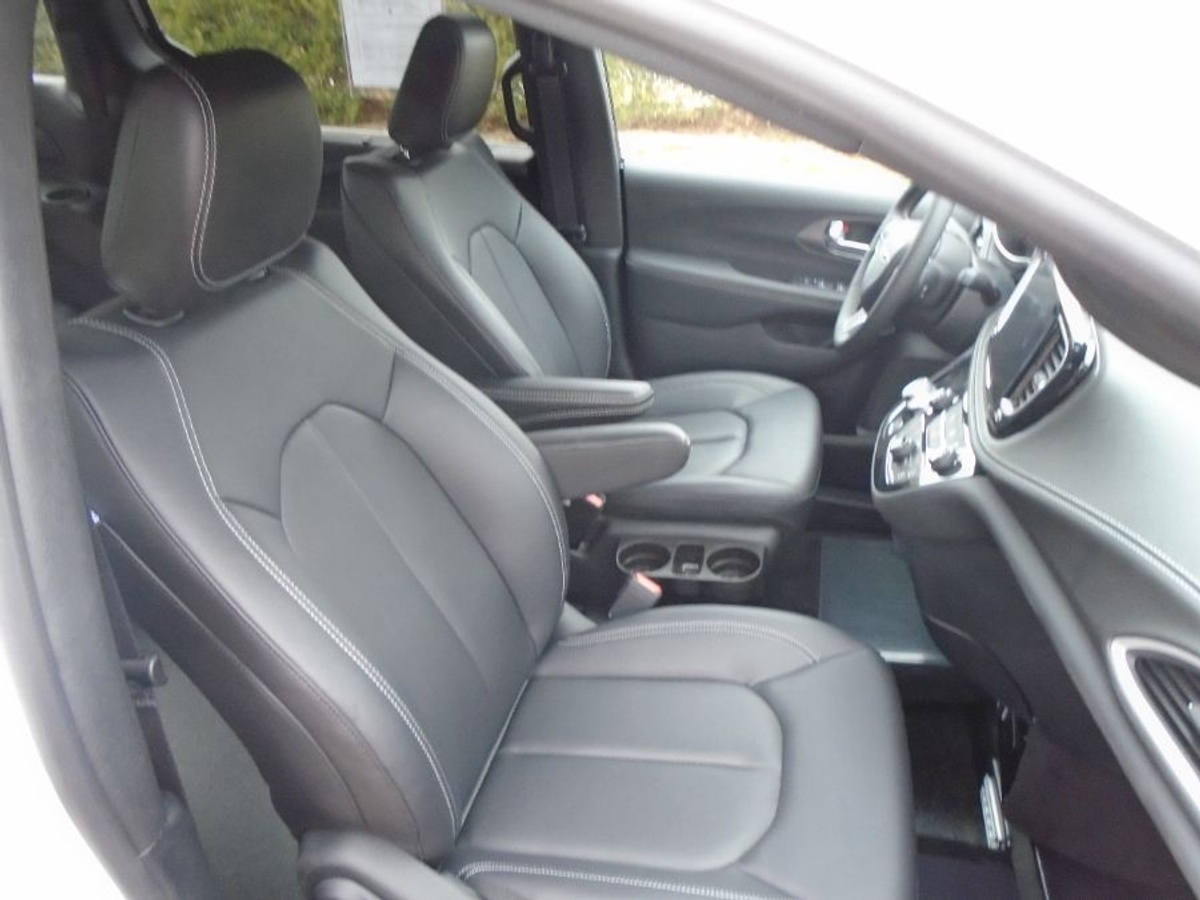 White Chrysler Pacifica image number 14