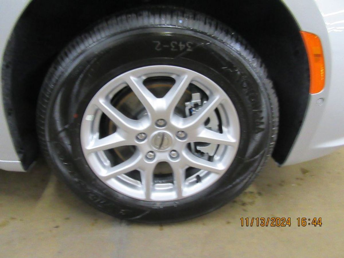 Silver Chrysler Pacifica image number 39