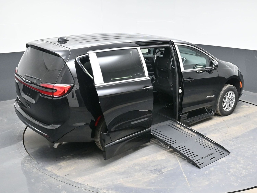 Black Chrysler Pacifica image number 25