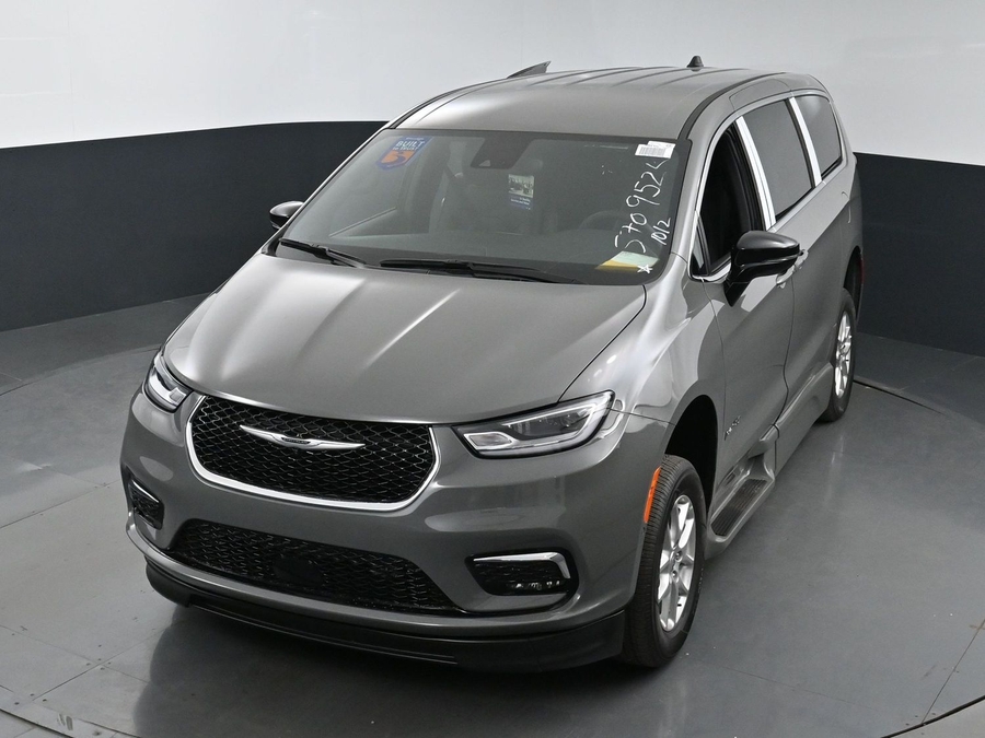 New 2025 Chrysler Pacifica Select Safety - BraunAbility Side Entry Entry Fold Out Automatic Ramp