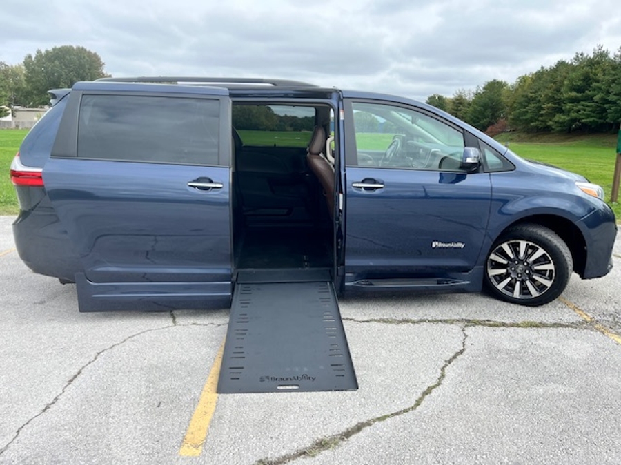 Used 2019 Toyota Sienna Limited - BraunAbility Side Entry Entry In Floor Automatic Ramp