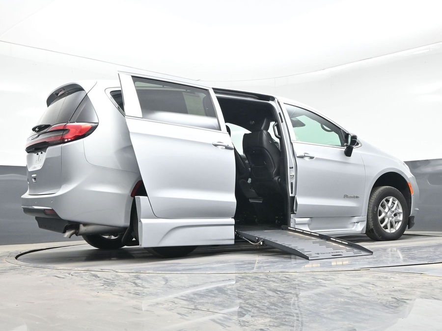 New 2026 Chrysler Pacifica Select Safety - BraunAbility Side Entry Fold Out Automatic Ramp