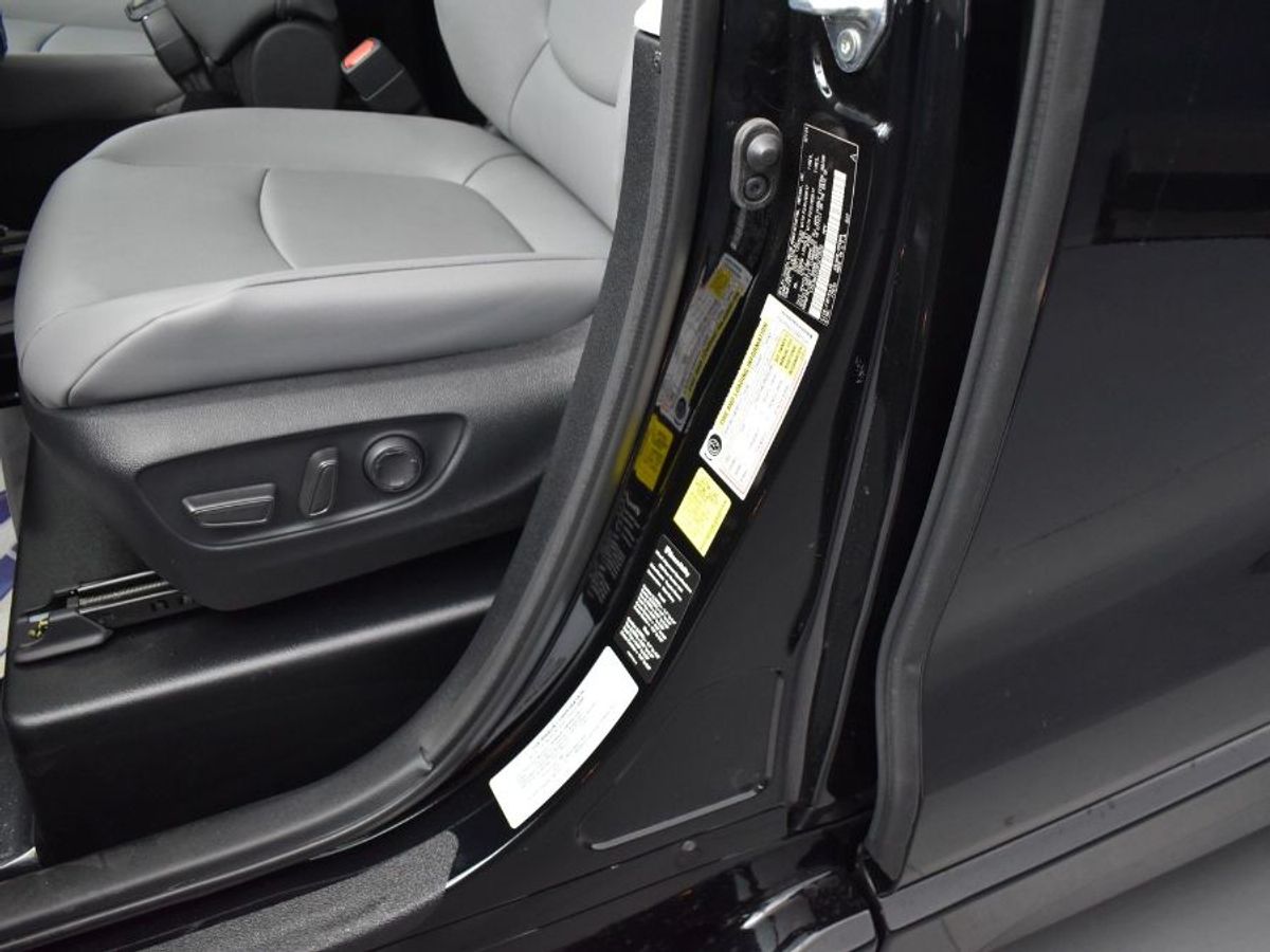 Black Toyota Sienna image number 7
