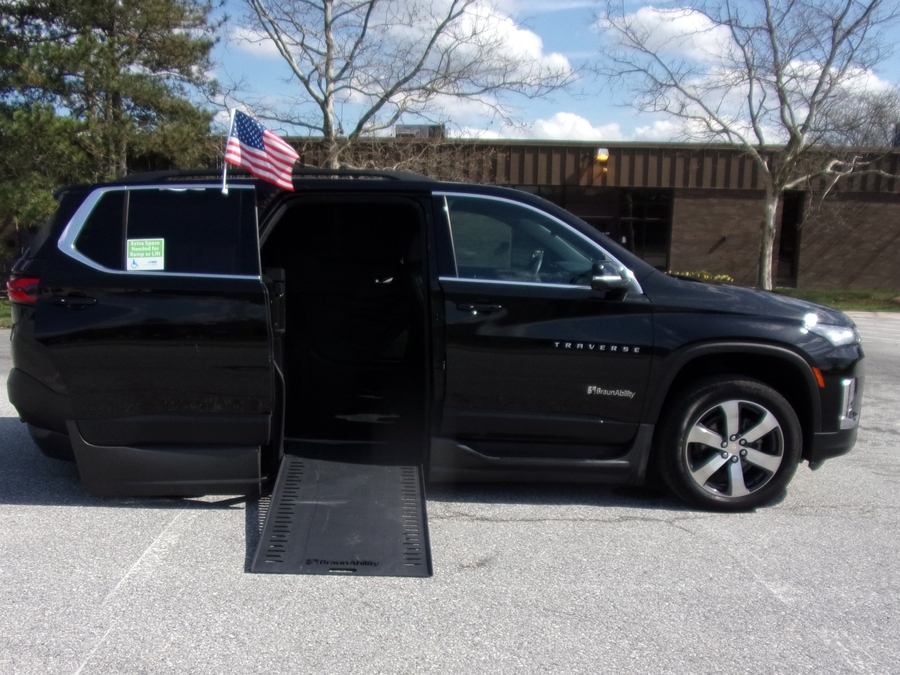 Black Chevrolet Traverse image number 7