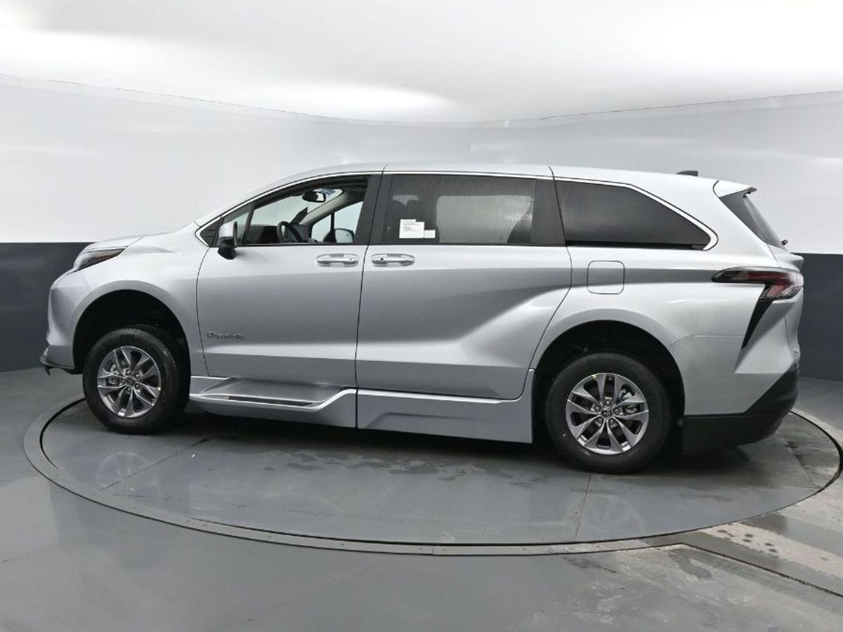 Silver Toyota Sienna image number 4