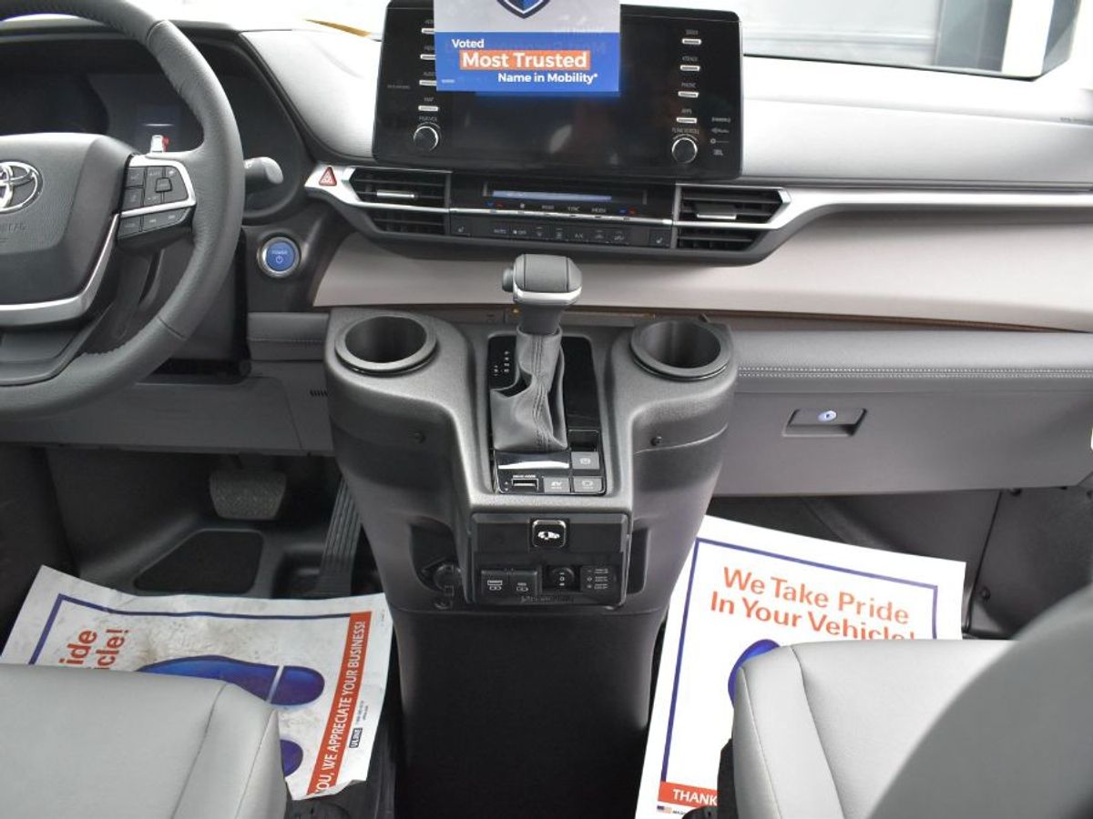 2023 TOYOTA SIENNA - Image 4