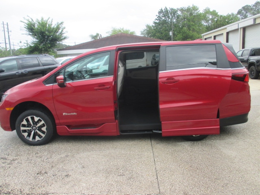 Red Honda Odyssey image number 4