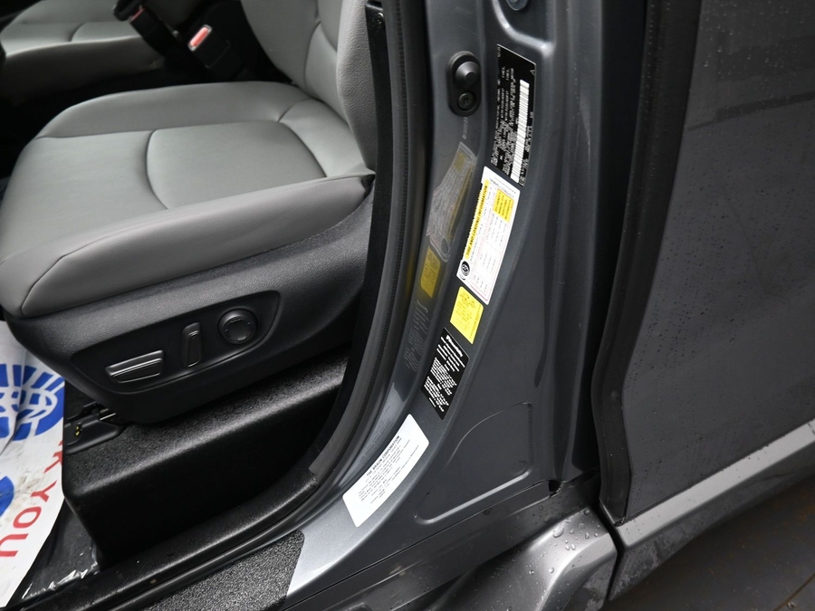 Grey Toyota Sienna image number 13