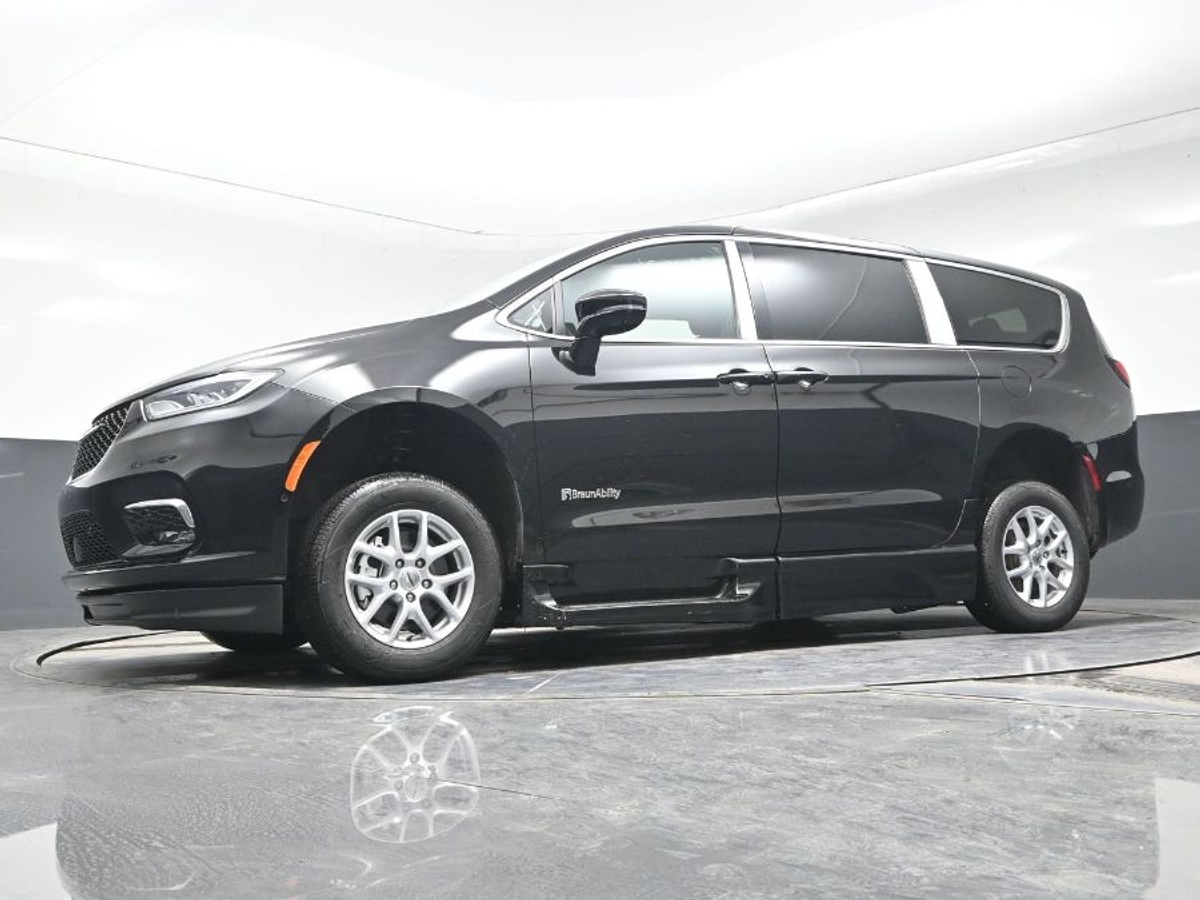 Black Chrysler Pacifica image number 19