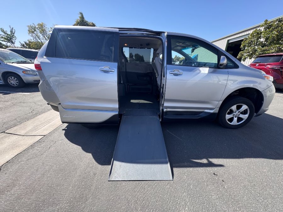 2017 TOYOTA SIENNA - Image 2