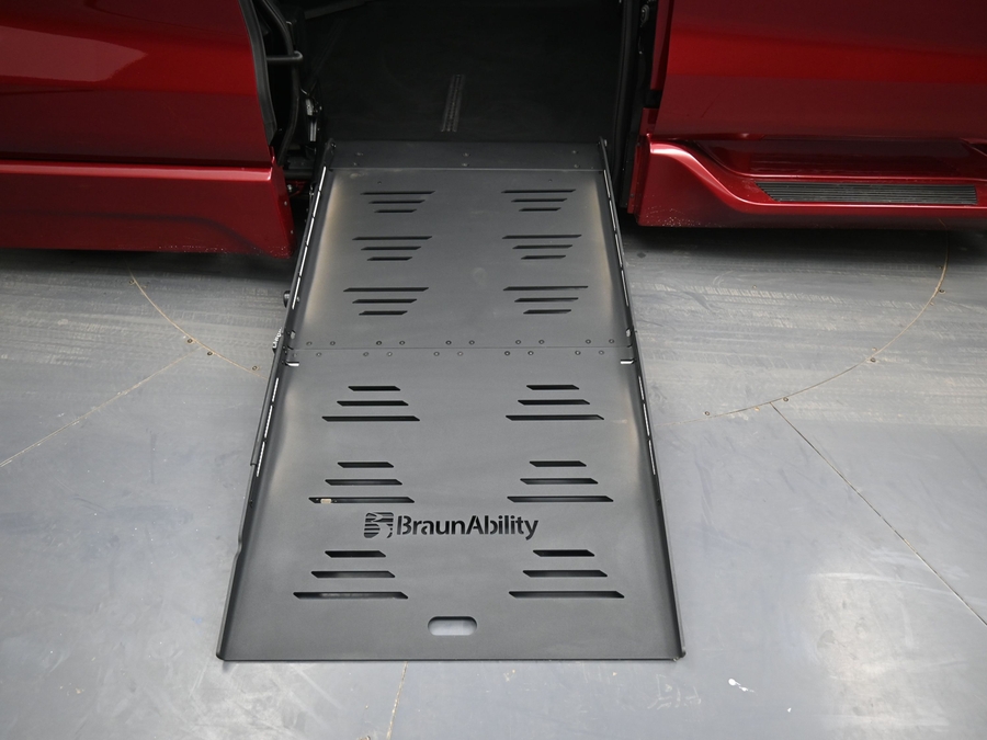 New 2026 Toyota Sienna Hybrid LE - BraunAbility Side Entry Fold Out Automatic Ramp