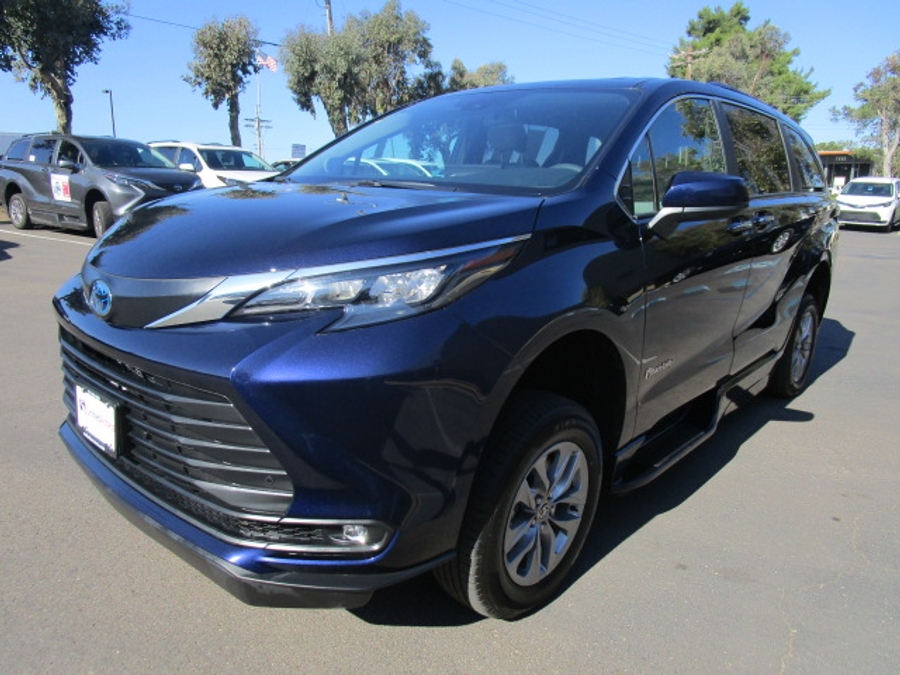 New 2025 Toyota Sienna Hybrid XLE Plus - BraunAbility Side Entry Entry In Floor Automatic Ramp