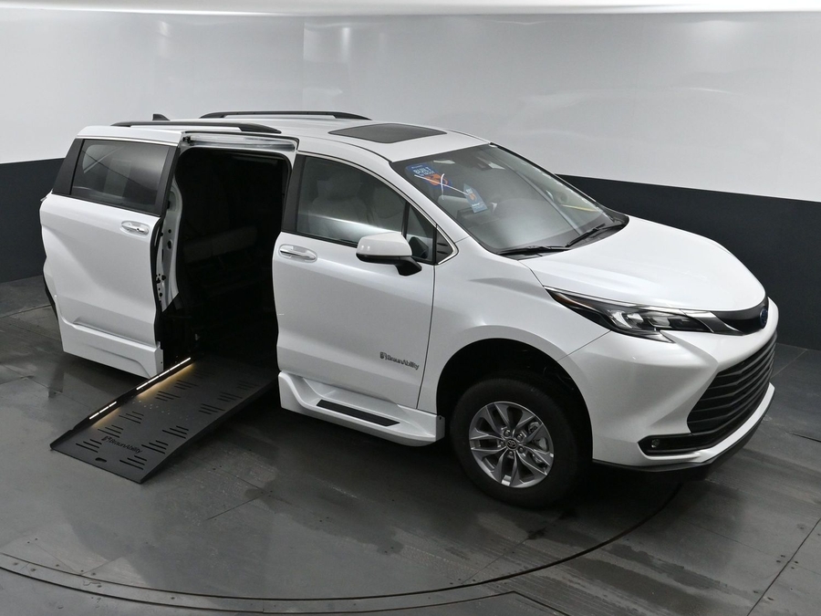 New 2025 Toyota Sienna Hybrid XLE Plus - BraunAbility Side Entry Entry Fold Out Automatic Ramp