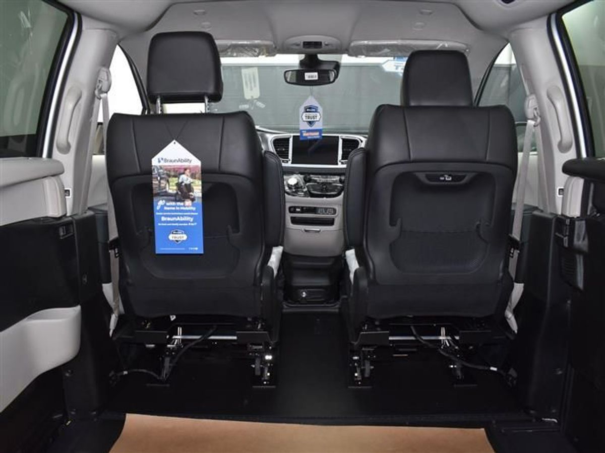 Silver Chrysler Pacifica image number 14