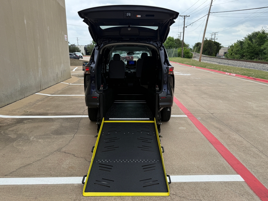 New 2026 Toyota Sienna Hybrid LE - Vantage Mobility Commercial Rear Entry Entry Fold Out Manual Ramp