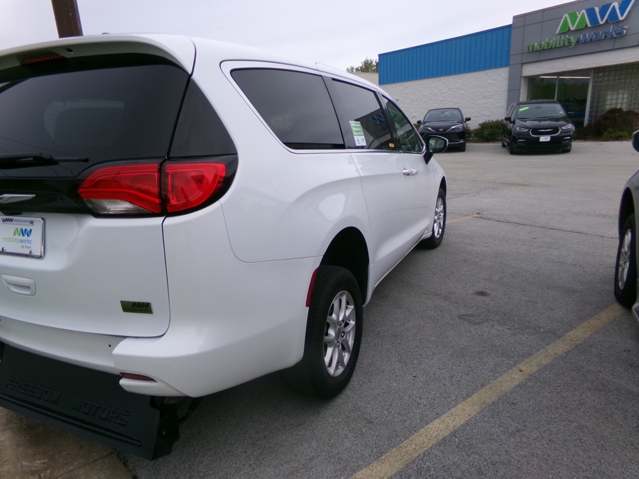 White Chrysler Voyager image number 24