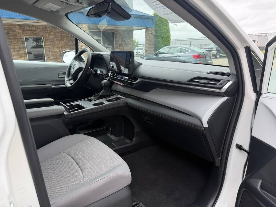 New 2026 Toyota Sienna Hybrid LE - Vantage Mobility Rear Entry Entry Fold Out Manual Ramp