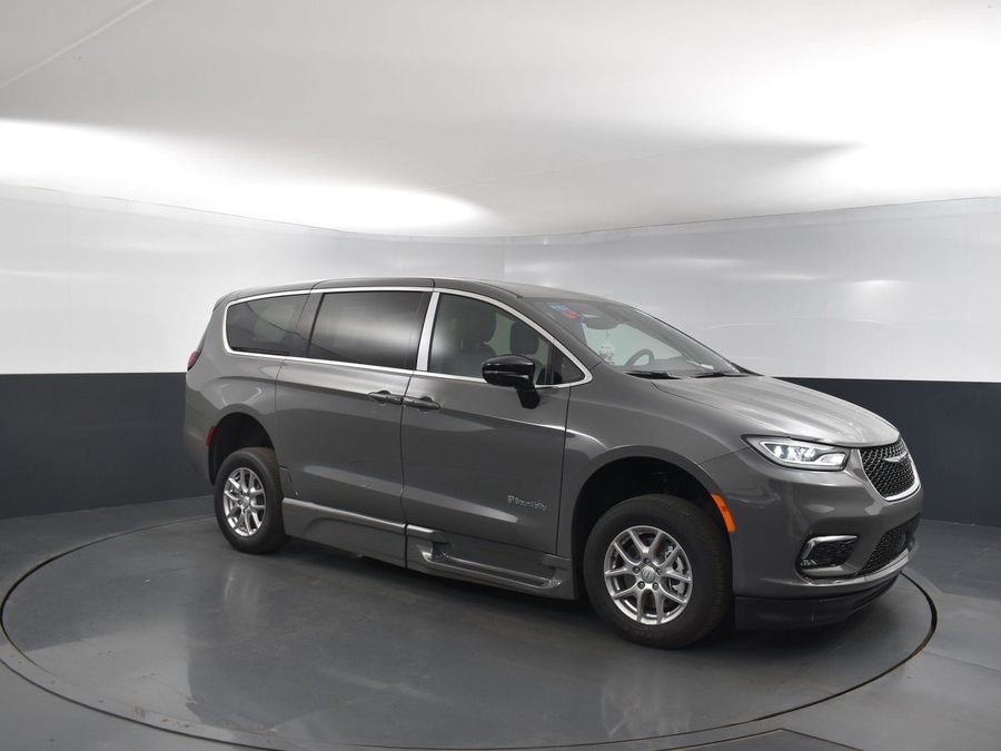 New 2025 Chrysler Pacifica Select Safety - BraunAbility Side Entry Entry Fold Out Automatic Ramp