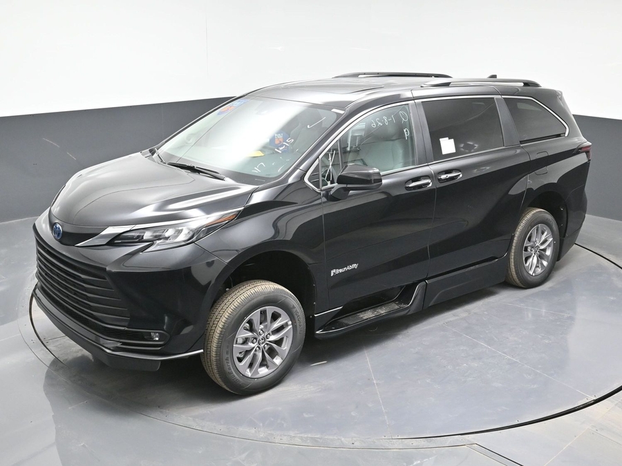 Black Toyota Sienna image number 23
