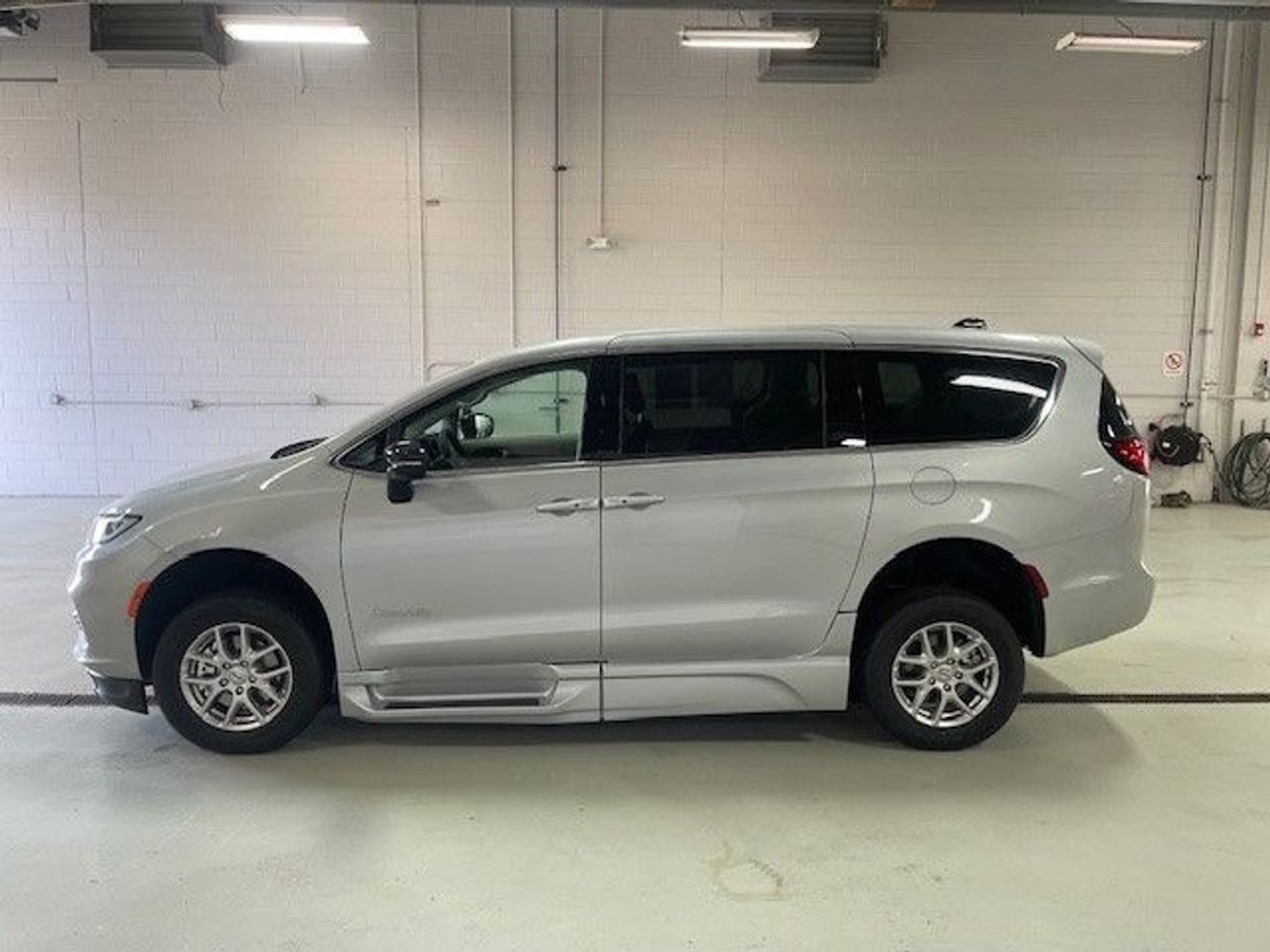 Silver Chrysler Pacifica image number 3