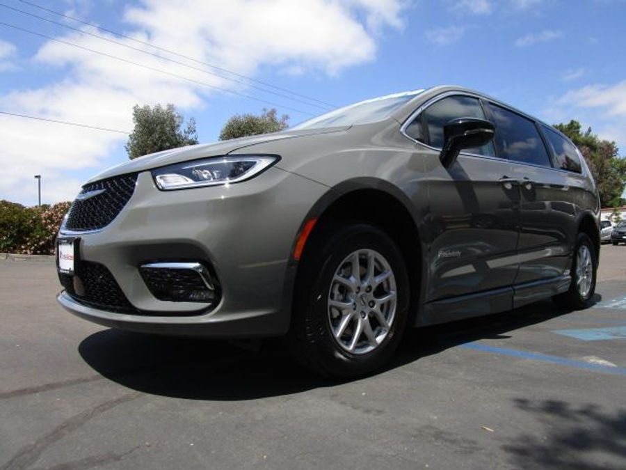 New 2025 Chrysler Pacifica Select Safety - BraunAbility Side Entry Entry Fold Out Automatic Ramp