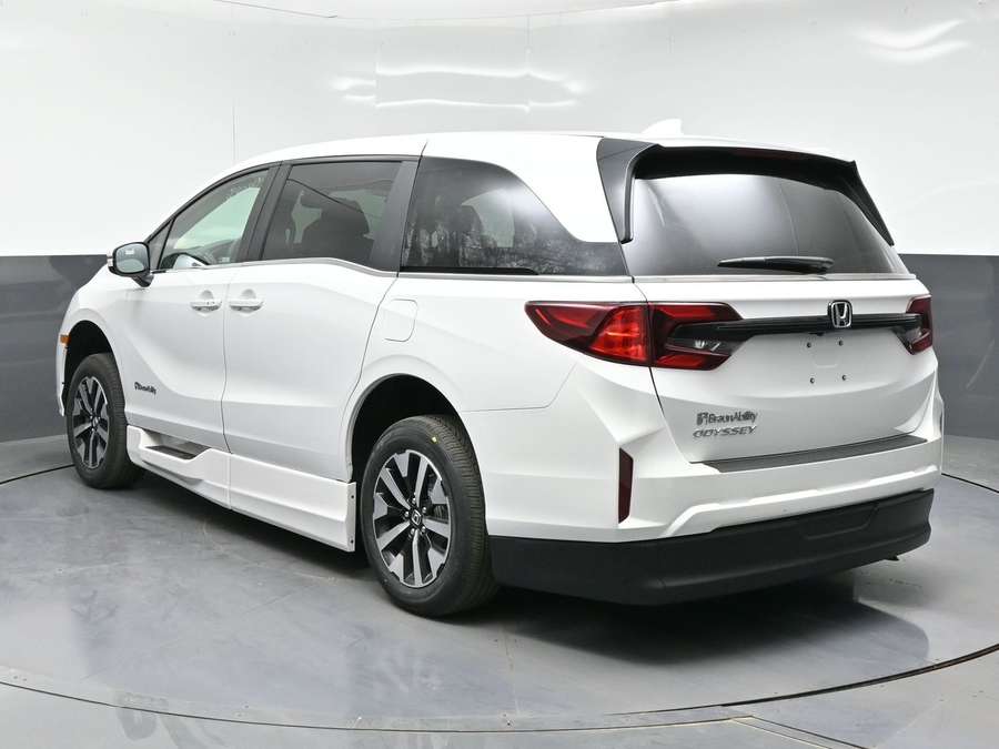 White Honda Odyssey image number 4