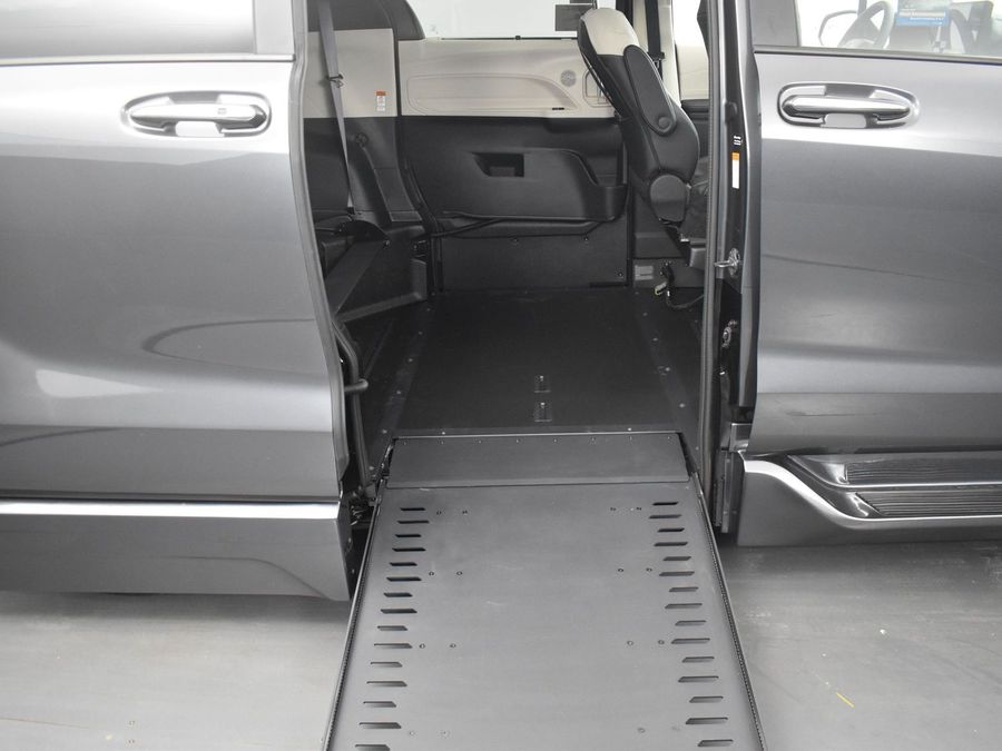 New 2025 Toyota Sienna Hybrid Platinum - BraunAbility Side Entry Entry In Floor Automatic Ramp