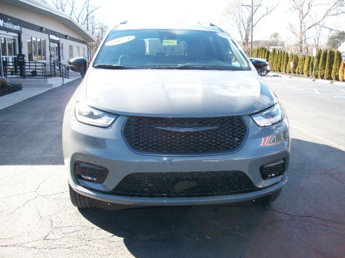 Grey Chrysler Pacifica image number 12