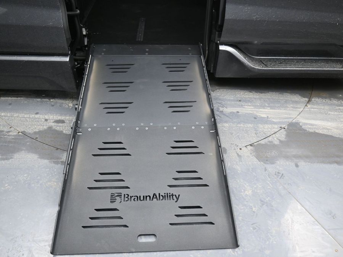 Grey Toyota Sienna image number 10