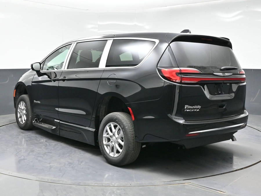 Black Chrysler Pacifica image number 9