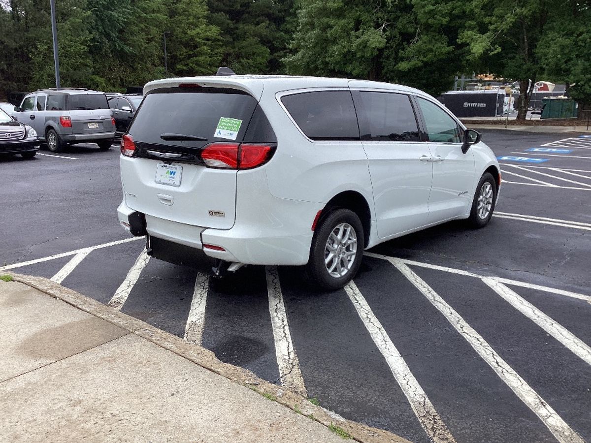 White Chrysler Voyager image number 3