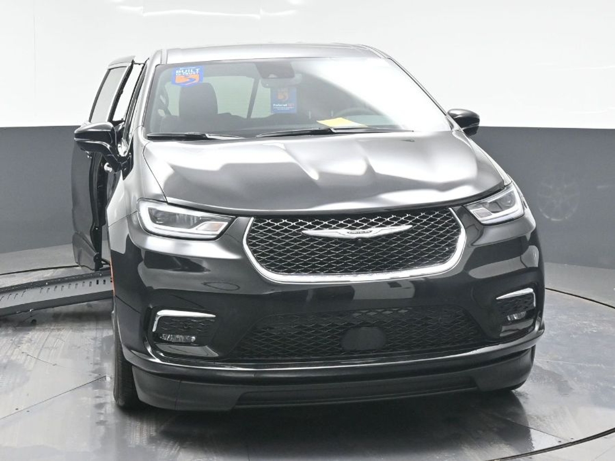 Black Chrysler Pacifica image number 18