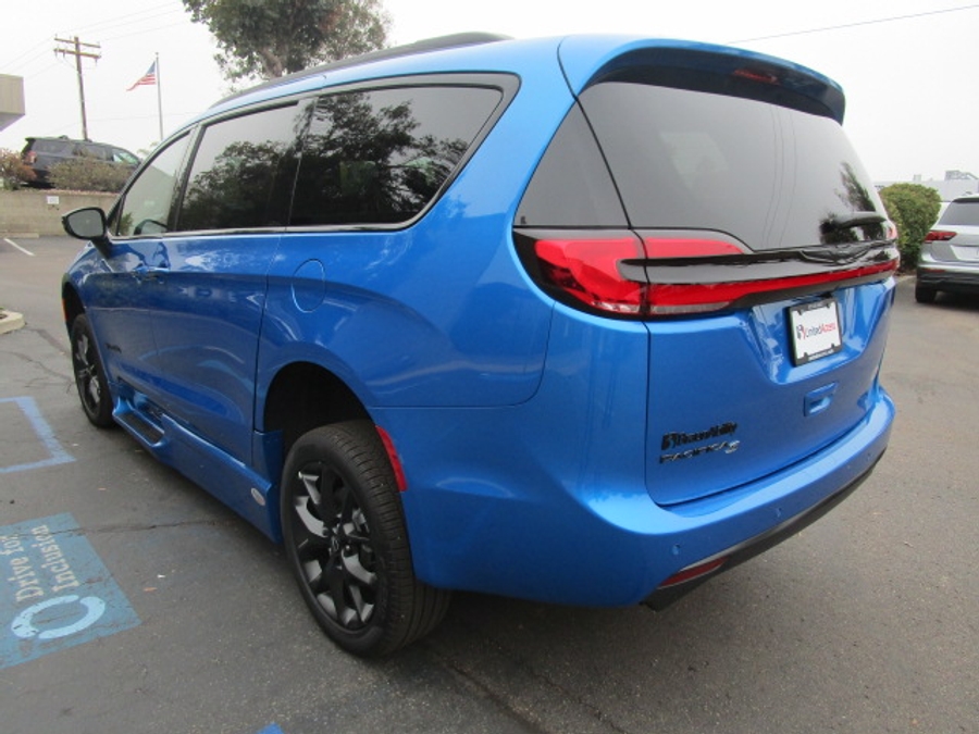 New 2026 Chrysler Pacifica Select Sport - BraunAbility Side Entry Fold Out Automatic Ramp