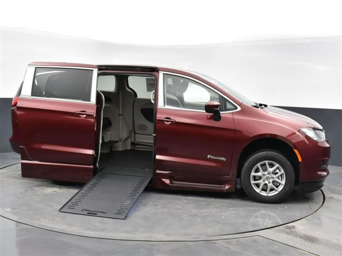 Used 2023 Chrysler Voyager LX's photo