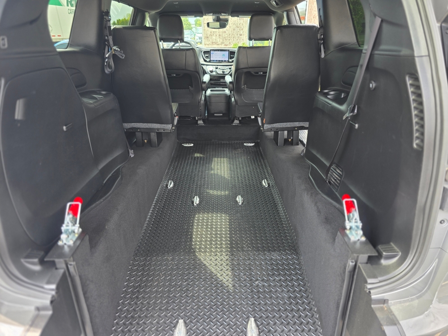 Grey Chrysler Pacifica image number 18