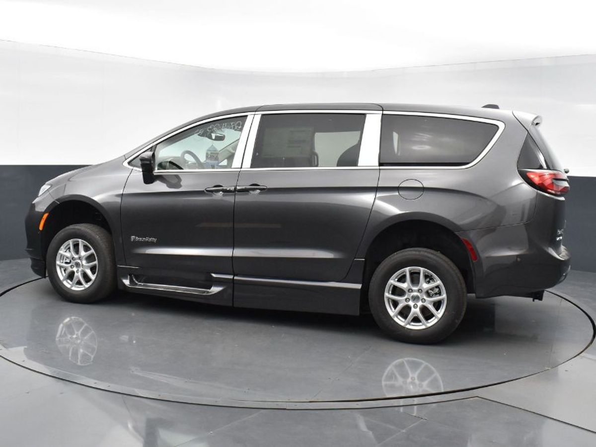 Grey Chrysler Pacifica image number 20